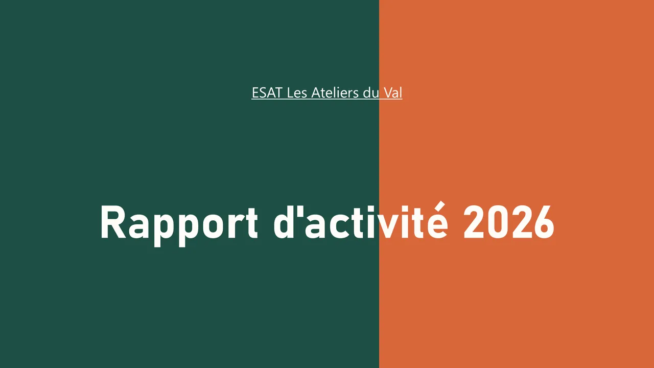 Diapositive de titre : Rapport d'activité 2026, ESAT Les Ateliers du Val, sur fond vert et corail.