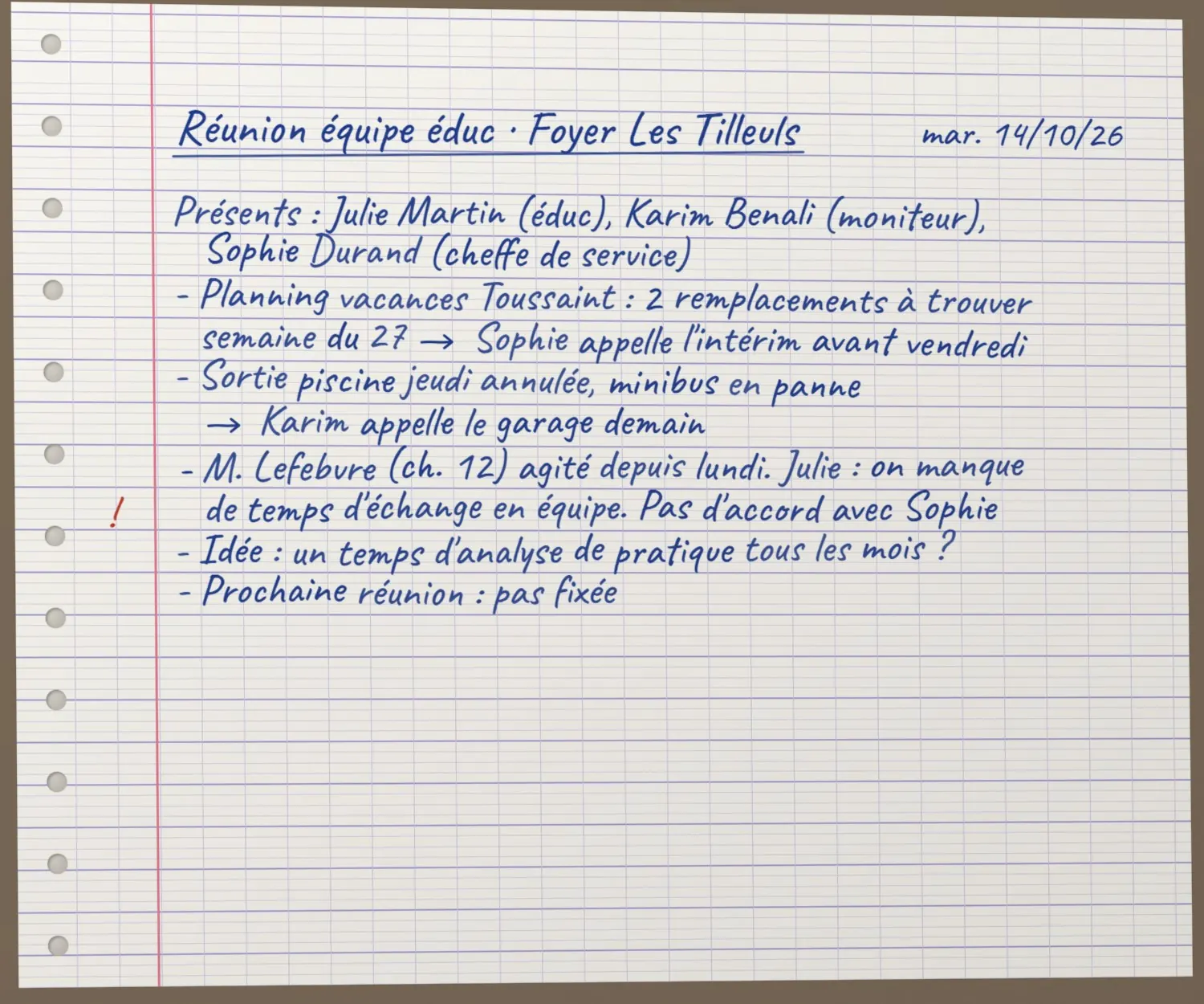 Photo d'une page de cahier à grands carreaux couverte de notes à l'encre bleue : réunion équipe éduc, Foyer Les Tilleuls, mardi 14/10/26 ; présents Julie Martin, Karim Benali, Sophie Durand ; remplacements de la Toussaint, sortie piscine annulée, M. Lefebvre (chambre 12) agité depuis lundi, idée d'analyse de pratique mensuelle.